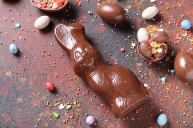 Paskalya Tavşanı çikolatalı ve arkaplanda yumurtalar var.