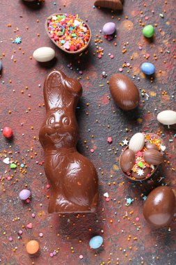 Paskalya Tavşanı çikolatalı ve arkaplanda yumurtalar var.