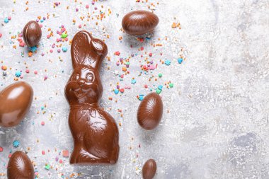 Paskalya Tavşanı çikolatalı ve arkaplanda yumurtalar var.