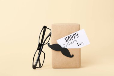 Gözlük ve hediye Babalar Günü kutlaması için arka planda.