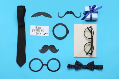 Kağıt dekorlu, kravatlı, gözlüklü ve renk arkaplanlı Babalar Günü kutlaması için hediyeli kompozisyon