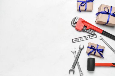 İnşaat aletleri ve Babalar Günü kutlamaları için hafif arka planda hediyeler içeren kompozisyon