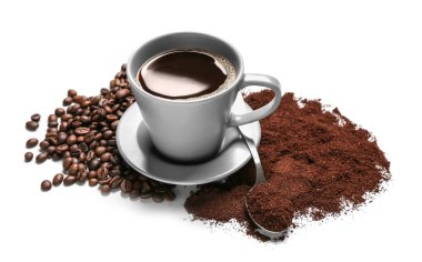 Barutlu kahve, fasulye ve beyaz arka planda kaşık.