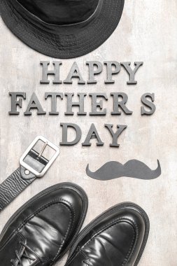 Yazılı kompozisyon Mutlu Babalar Günü, erkek ayakkabıları ve aksesuarlar arka planda, yakın plan