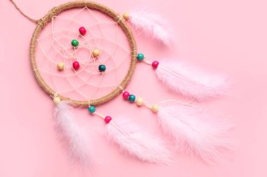 Pembe arka planda güzel bir düş kapanı