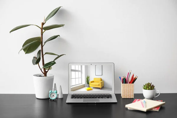 Laptop Dengan Halaman Terbuka Toko Furnitur Online Atas Meja Dekat — Stok Foto