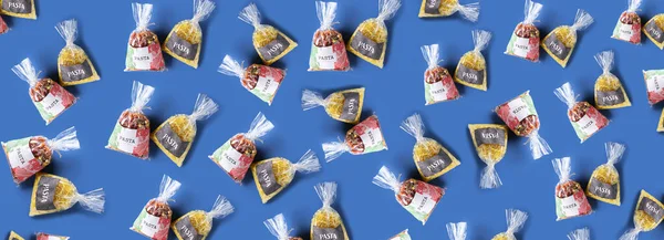 Taschen Mit Ungekochter Italienischer Pasta Auf Blauem Hintergrund Muster Für — Stockfoto