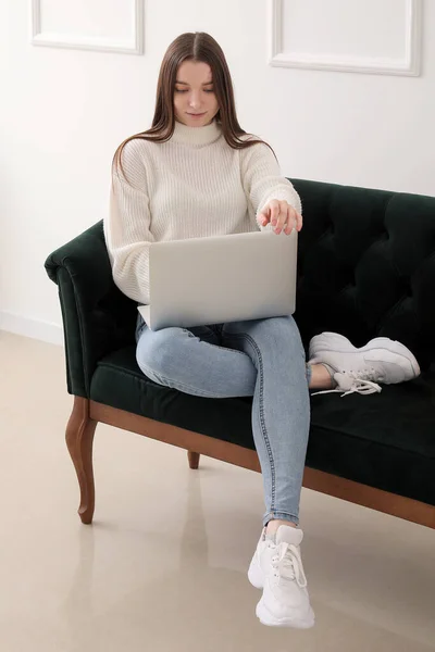 Jonge Vrouw Met Behulp Van Laptop Groene Bank Buurt Van — Stockfoto