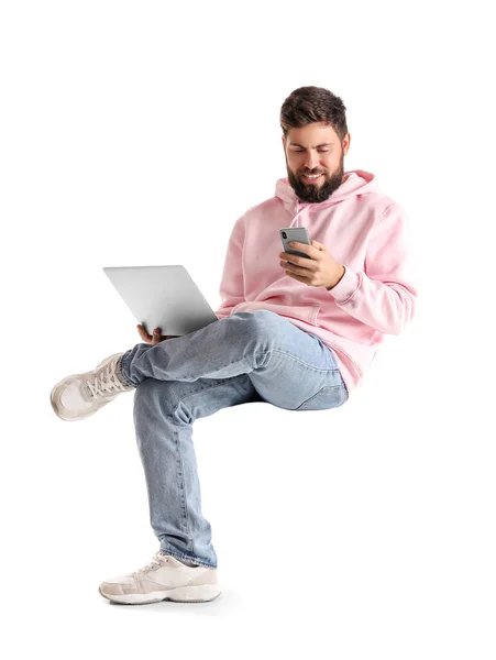 Όμορφος Γενειοφόρος Άντρας Φορητό Υπολογιστή Που Χρησιμοποιεί Κινητό Τηλέφωνο Λευκό — Φωτογραφία Αρχείου