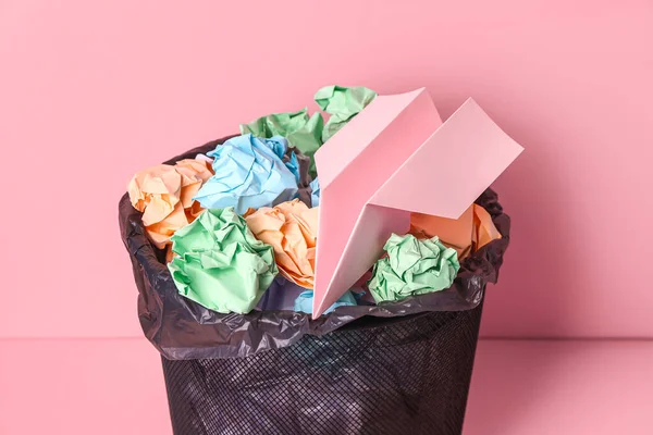 粉红底色折纸垃圾箱 — 图库照片