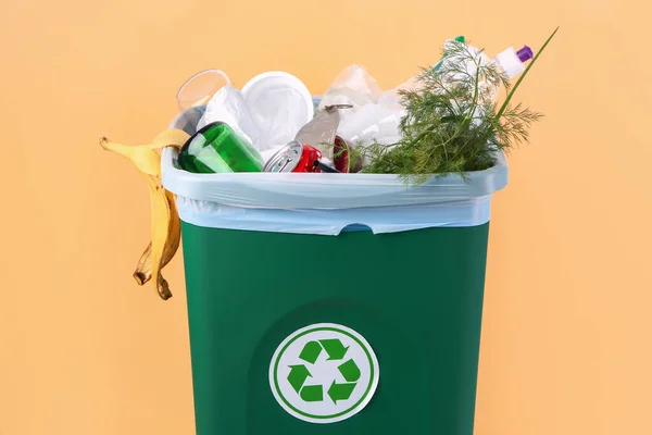 Recycle Bin Garbage Beige Background Closeup — Stock Photo, Image