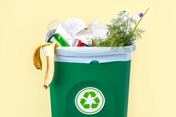 Sarı Arka Planda Çöpü Olan Geri Dönüşüm Kutusu Yakın Plan — Stok fotoğraf
