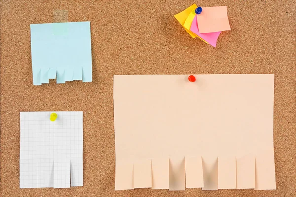 Boş kağıt yırtılması reklamları.