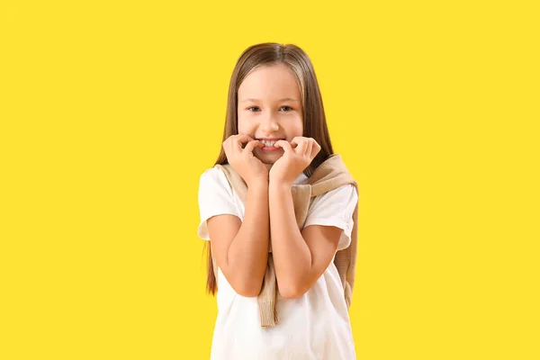 Κοριτσάκι Δαγκώνει Καρφιά Κίτρινο Φόντο — Φωτογραφία Αρχείου