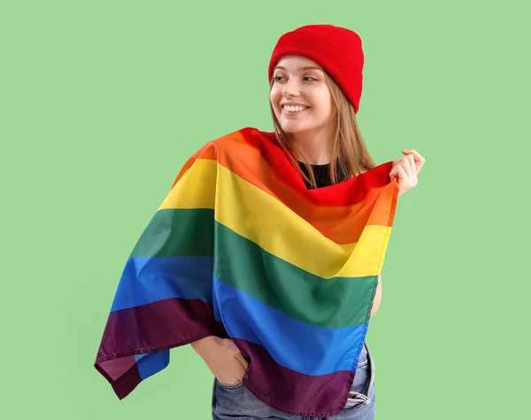 緑の背景にLgbtの旗を持つ美しい若い女性 — ストック写真