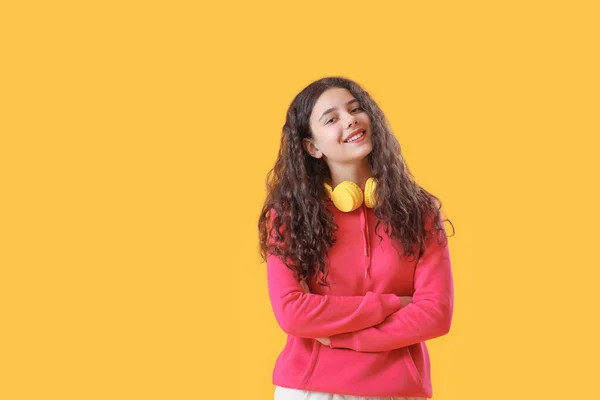 Nastolatka Słuchawkami Żółtym Tle — Zdjęcie stockowe