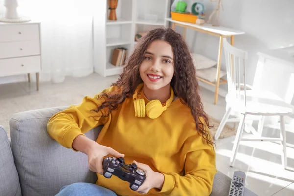 Evde Video Oyunu Oynayan Genç Bir Kız — Stok fotoğraf