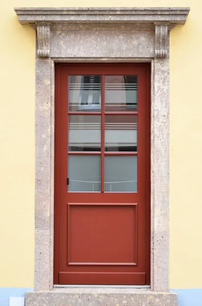 Вид Старое Здание Деревянной Дверью — стоковое фото
