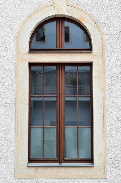Widok Starego Budynku Drewnianym Oknem — Zdjęcie stockowe