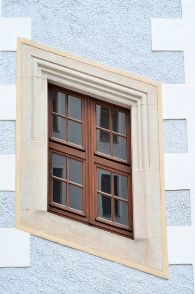 Blick Auf Das Alte Gebäude Mit Holzfenster — Stockfoto