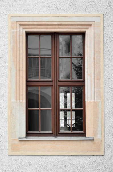 Pohled Starou Budovu Dřevěným Oknem — Stock fotografie