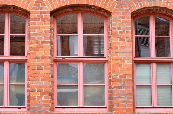 Blick Auf Backsteingebäude Mit Rosa Holzfenstern — Stockfoto