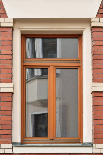 Blick Auf Backsteingebäude Mit Holzfenster — Stockfoto