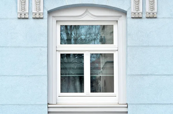 Blick Auf Das Alte Gebäude Mit Weißem Fenster — Stockfoto