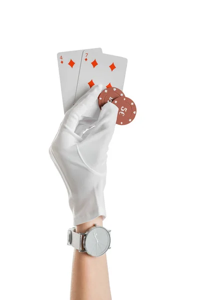 Kvinna Med Armbandsur Pokermarker Och Kort Vit Bakgrund — Stockfoto