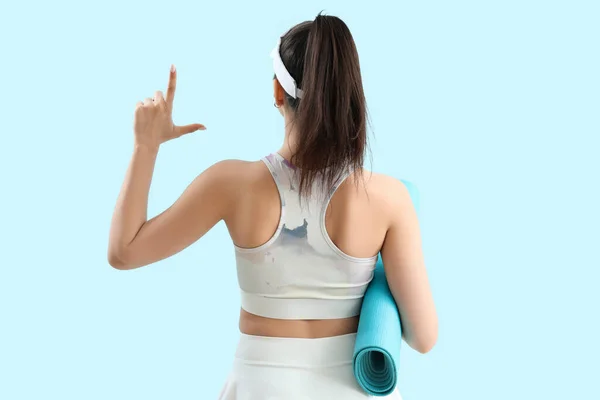 Sporty Young Woman Mat Showing Loser Gesture Blue Background Back — Stock Photo, Image