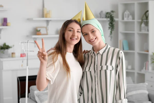 Teenage Dívka Chemoterapii Její Sestra Party Klobouky Doma — Stock fotografie