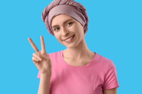 Nastolatka Chemioterapii Pokazując Gest Zwycięstwa Niebieskim Tle Zbliżenie — Zdjęcie stockowe