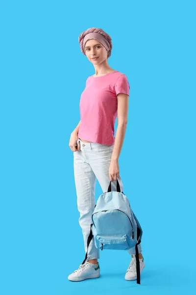 Female Student Backpack Chemotherapy Blue Background — Stock Photo, Image