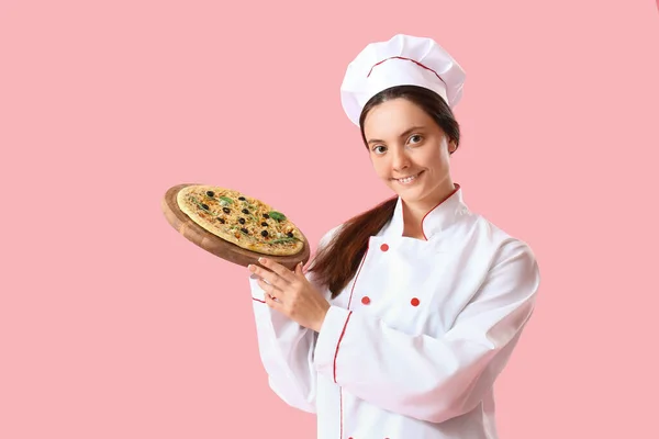 Female Chef Tasty Pizza Pink Background — Stock Photo, Image