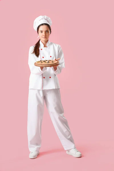 Koki Wanita Dengan Pizza Lezat Dengan Latar Belakang Merah Muda — Stok Foto