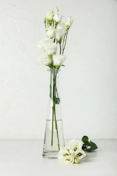 Vase Mit Schönen Eustoma Blumen Auf Hellem Hintergrund — Stockfoto
