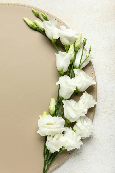 Komposition Mit Lederuntersetzer Und Schönen Eustoma Blumen Auf Hellem Hintergrund — Stockfoto