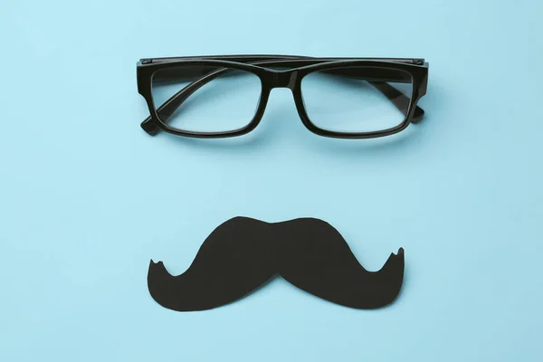 紙の口ひげと眼鏡の色背景 — ストック写真