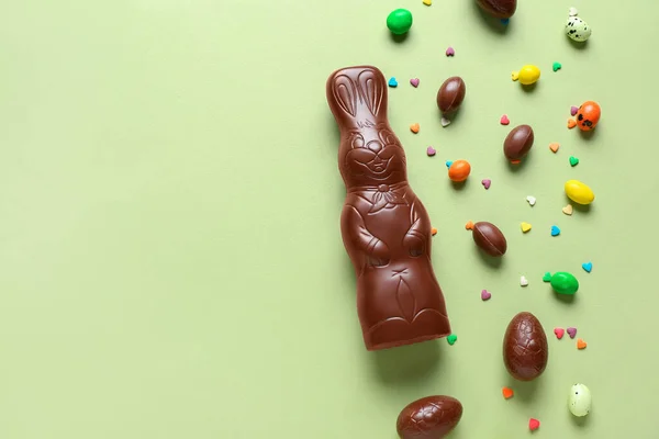チョコレートイースターバニー卵と緑の背景にスプリンクル — ストック写真