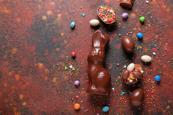 Paskalya Tavşanı Çikolatalı Arkaplanda Yumurtalar Var — Stok fotoğraf