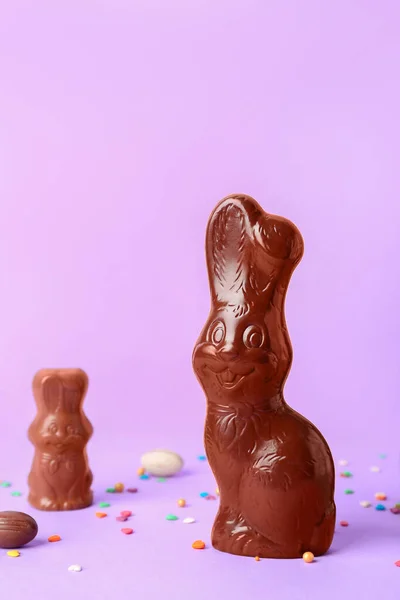 초콜릿 부활절 토끼에 보라색 배경에 링클스를 — 스톡 사진