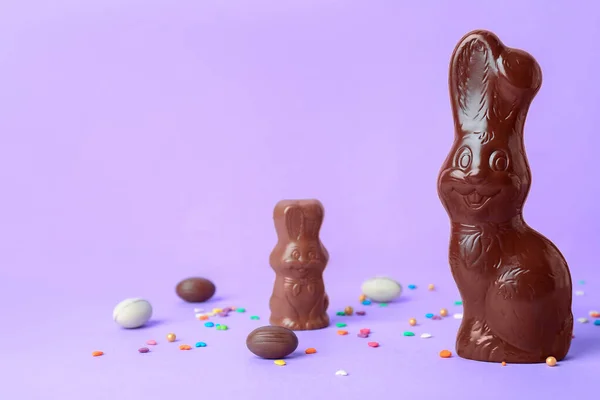 초콜릿 부활절 토끼에 보라색 배경에 링클스를 — 스톡 사진