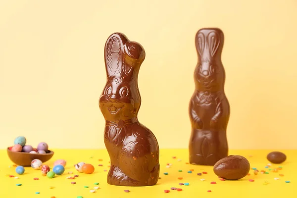 Chocolate Easter Bunnies Eggs Sprinkles Yellow Background — Stock Photo, Image