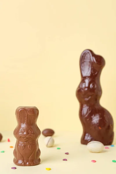 Chocolade Paashaas Met Eieren Hagelslag Gele Achtergrond — Stockfoto
