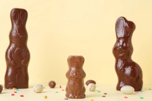 초콜릿 부활절 토끼에 과노란 배경에 링클스를 — 스톡 사진