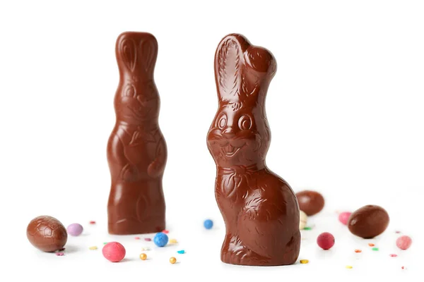 Čokoládové Velikonoční Zajíčky Vejci Posypy Bílém Pozadí — Stock fotografie