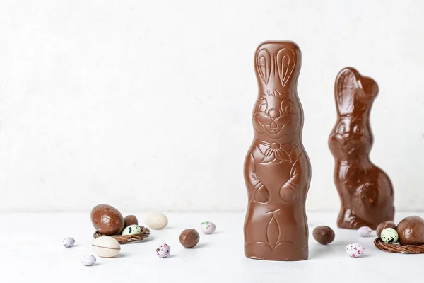 白い背景に卵とチョコレートイースターバニー — ストック写真