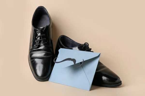 Stijlvolle Mannelijke Schoenen Envelop Met Papieren Snor Kleur Achtergrond Vaderdag — Stockfoto