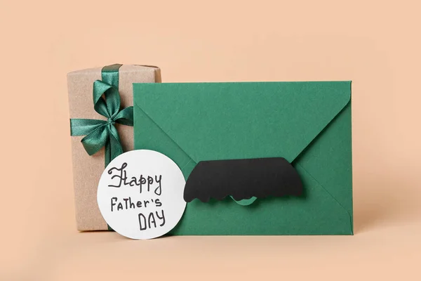 Kağıt Bıyıklı Zarf Renk Arkaplanlı Babalar Günü Kutlaması Için Hediye — Stok fotoğraf