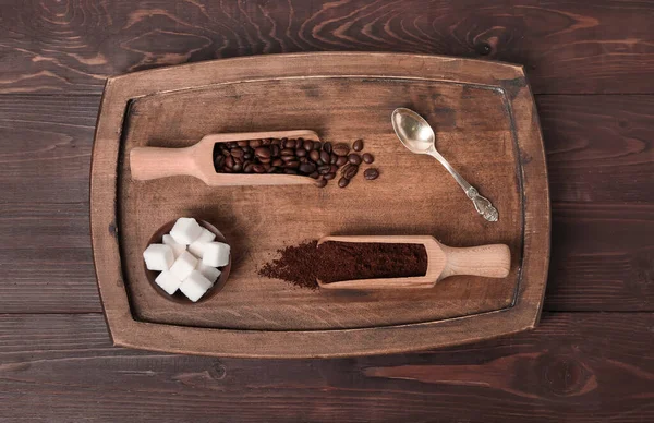 Board Scoops Coffee Powder Beans Sugar Dark Wooden Background — Stock Photo, Image